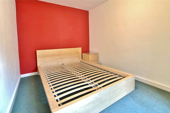 14, Hillmount, Woking photo 4