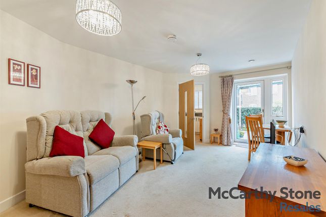 4 William House, The Moors, Thatcham photo 3