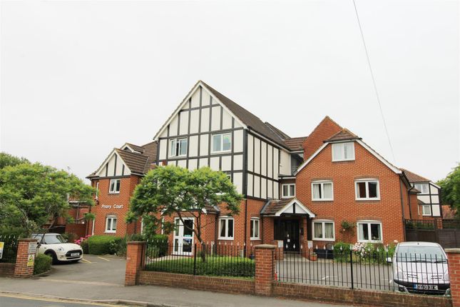 2 bed flat for sale in Priory Court, Caversham, Reading RG4