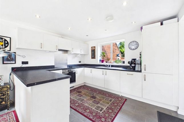27, Woodgreen Square, Oxfordshire photo 4
