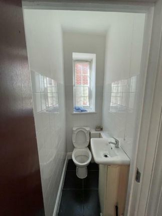 Room to rent in High Street, Croydon, Surrey