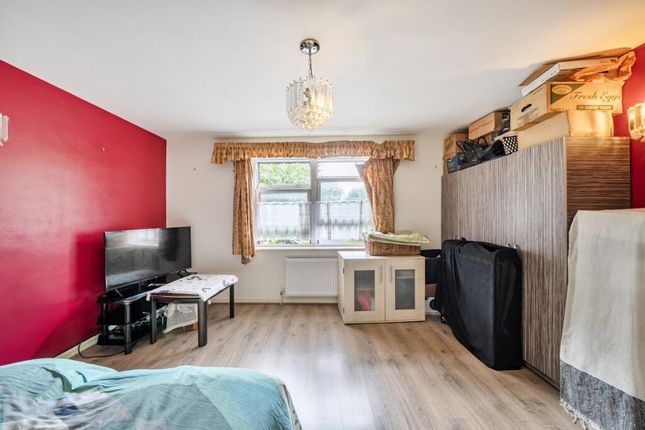 Flat 4, Pentagon House, Warren Close, Hayes photo 2
