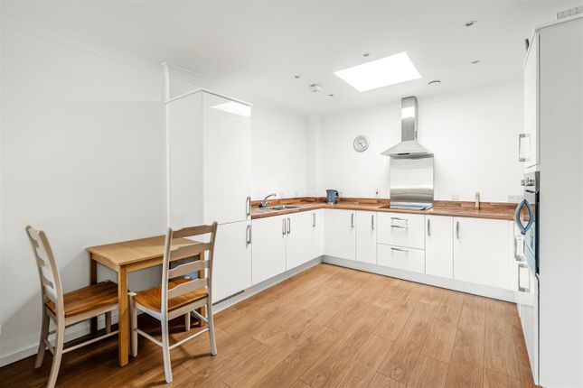 Flat 28 Fitznell Court, 12 Pond Hill Gardens, Sutton photo 2