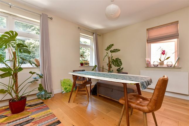 2-bed flat on Bell Street, Reigate, £227,000