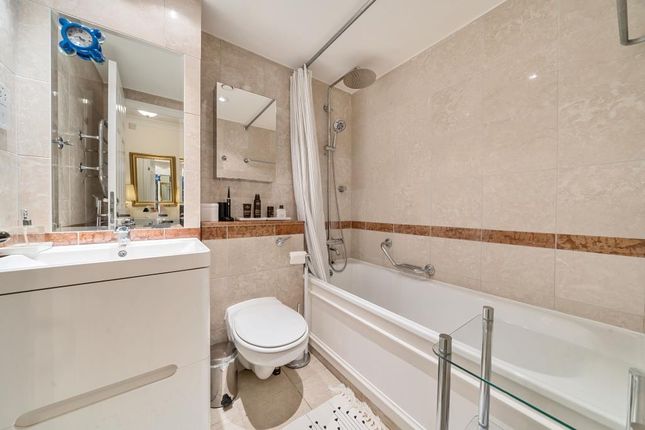 Flat for sale in Regents Plaza Apartments, London