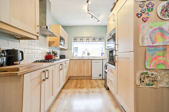 20, Moorlands Avenue, Keighley photo 3