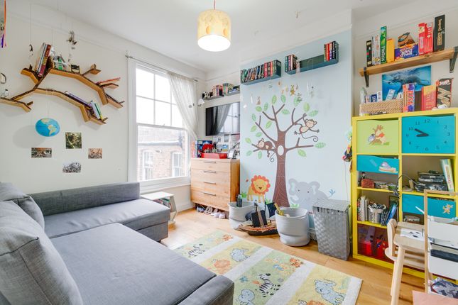 Flat for sale in Nightingale Lane, London