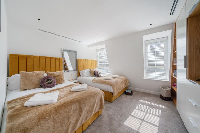 Flat to rent in Sussex Gardens, London