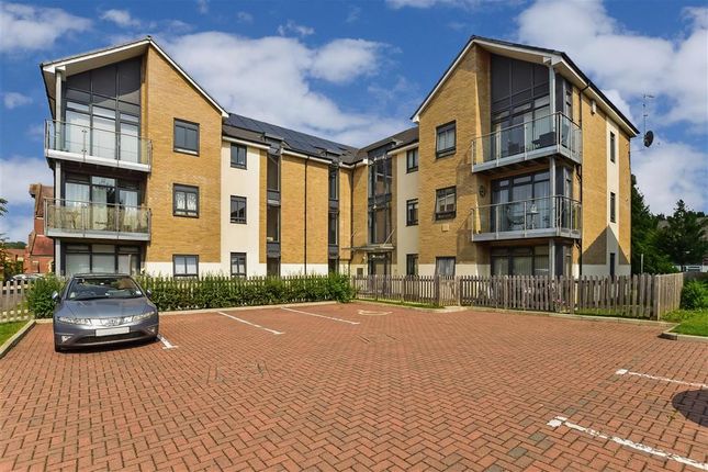 Thumbnail Flat for sale in Carlton Road, Redhill, Surrey