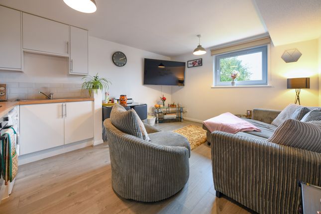7 Weald Court, Charing Hill, Charing photo 3