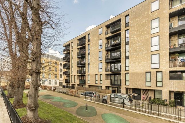 Flat for sale in Clapton Common, London