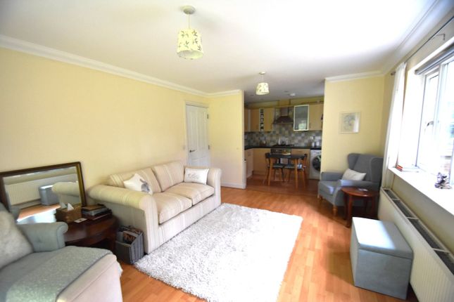 Flat for sale in Farriers Way, Chesham