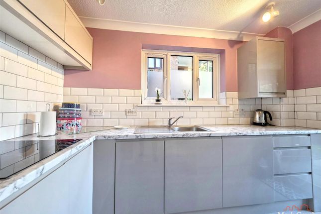 6, Oakmead Green, Epsom photo 2