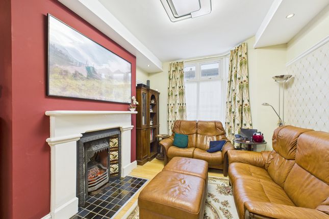 4 Queens Road, High Wycombe photo 2