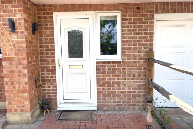 Studio flat on 28 Oakhill Close, Ashtead, £850/mo
