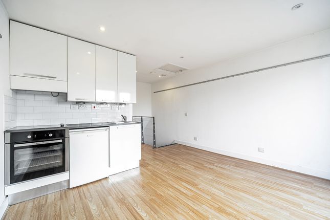 53 Falcon Way, London photo 4