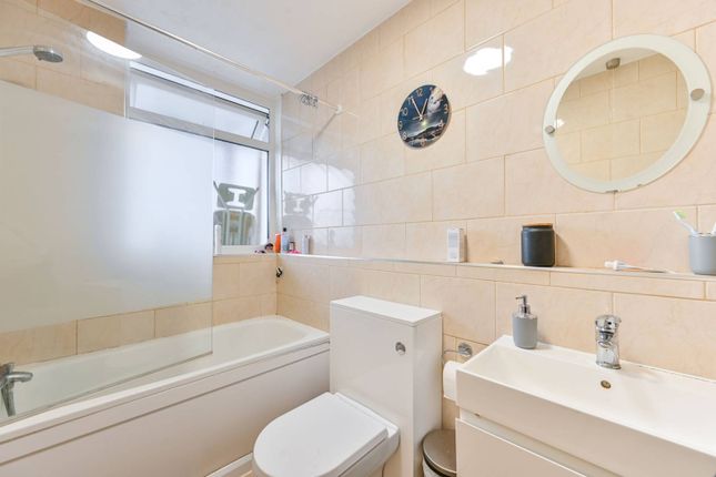 Studio studio on Kensington Church Street, Kensington, £315,000