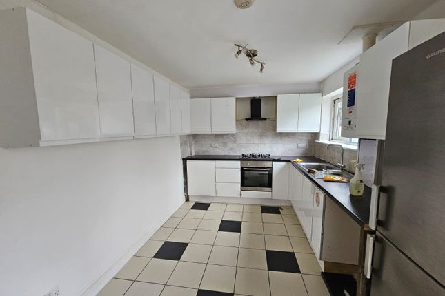 22 Broomcroft Avenue, Yeading photo 3
