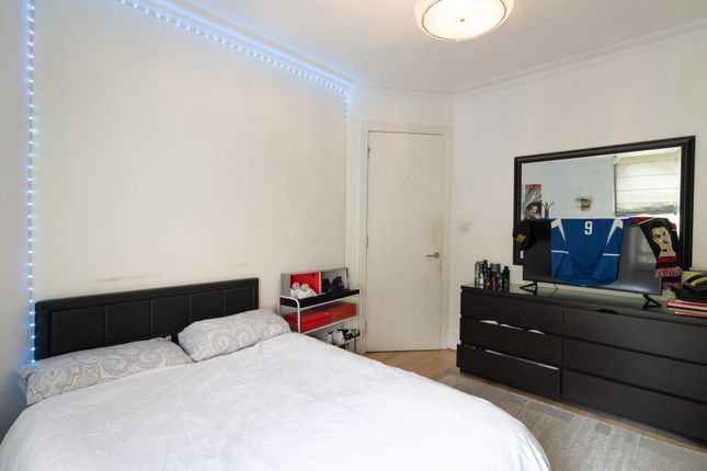 Flat for sale in Essendine Road, London