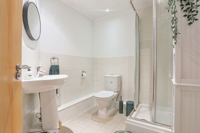 Flat for sale in City Walk, Leeds, West Yorkshire