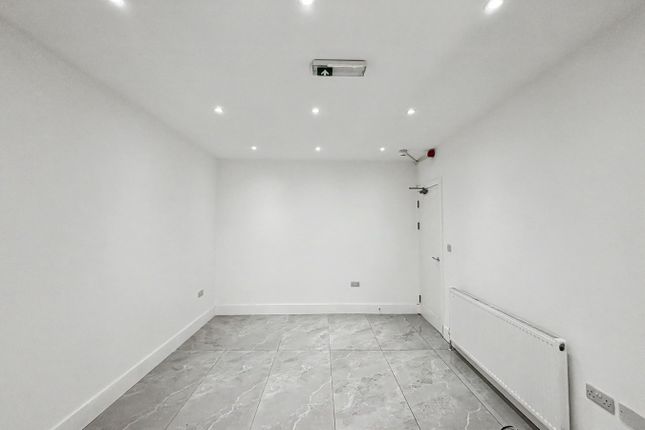 3, Oak Gardens, Edgware photo 5