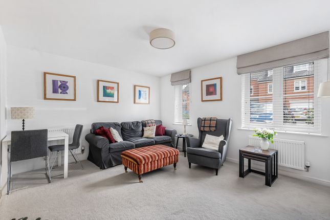 14, Neville Close, St Albans photo 3