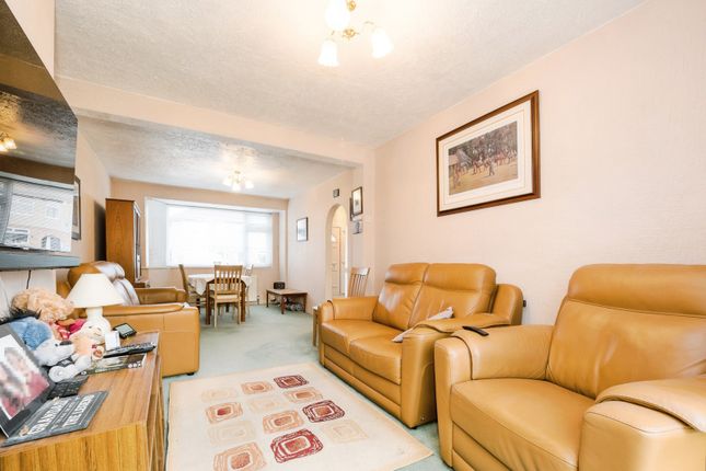 20, Westlyn Close, Essex photo 3