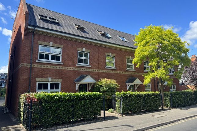 Thumbnail Flat to rent in St. Judes Road, Englefield Green, Egham