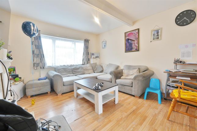 27, Carrington Road, Slough photo 2