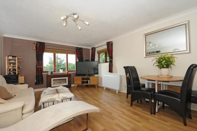 Flat, 2, Bradley Moor Square, Thatcham photo 2