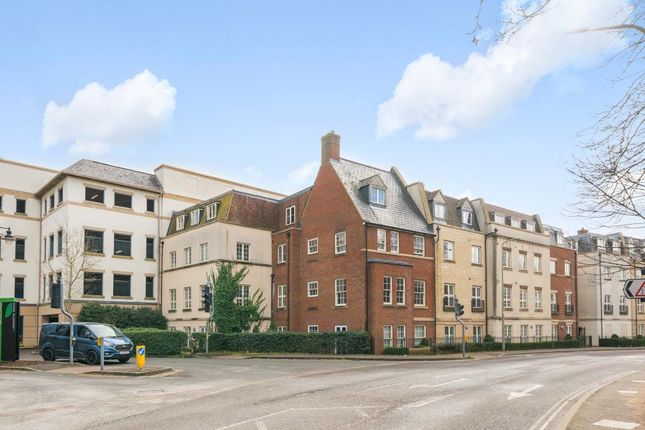 Flat to rent in Woodford Way, Witney
