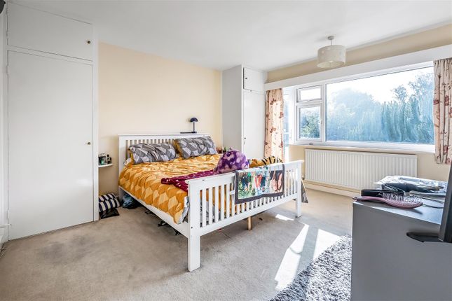 36, Linden Court, Leatherhead photo 4