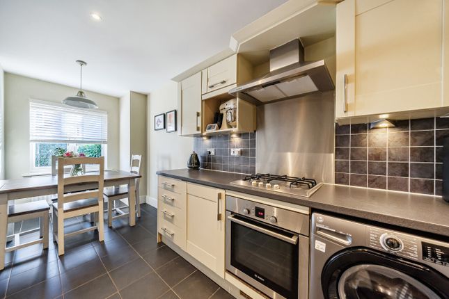 21, Admiral Way, Surrey photo 3