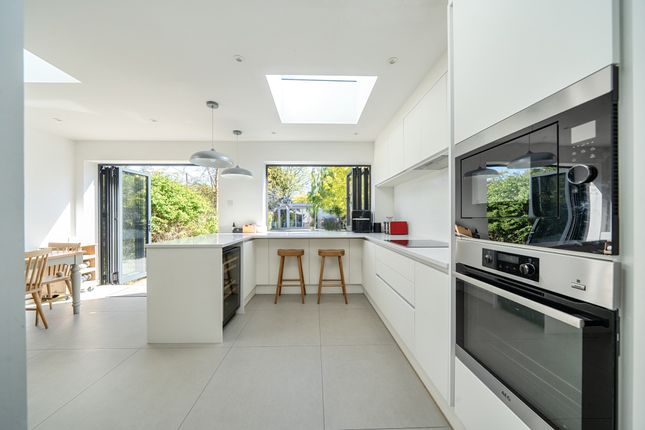 2 Elm Close, Horsell, Woking photo 4