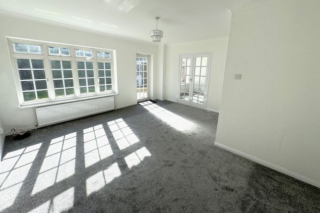 3, Crozier Drive, South Croydon photo 2