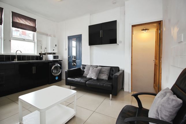 20, Woodview Road,, Leeds photo 4
