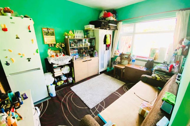 92, Hinton Avenue, Hounslow photo 3