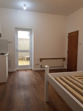 Studio to rent in Very Near High Street Area, Acton