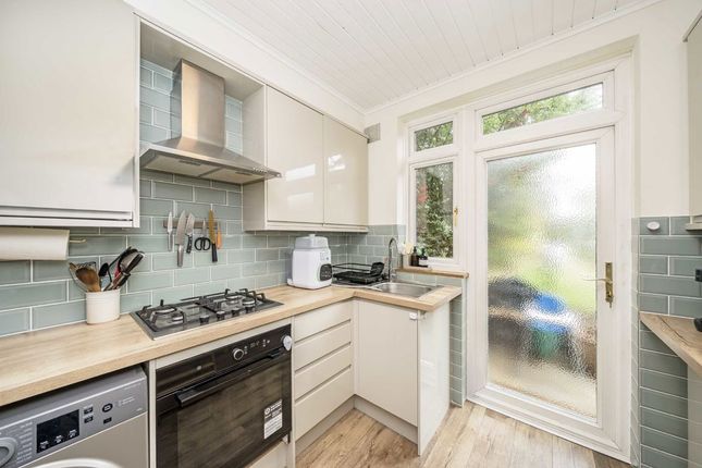 131, Tilehurst Road, London photo 4