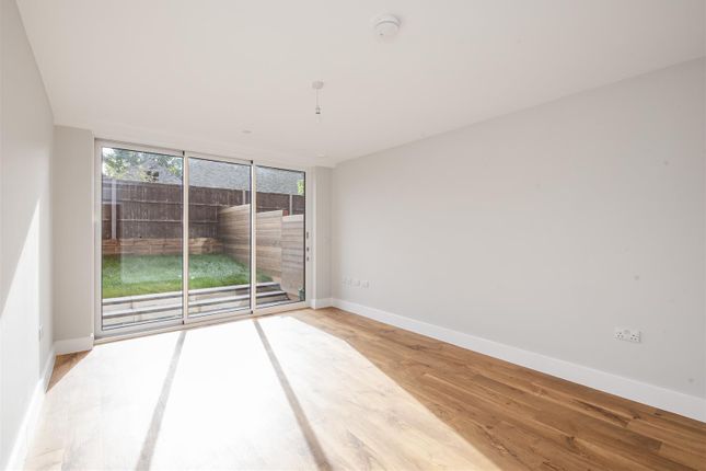 Town house to rent in Boston Road, Hanwell