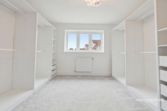 7 Mountain Ash Close, Chigwell photo 3