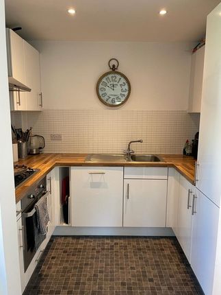 Oak House, Parkview Road, Leatherhead photo 3