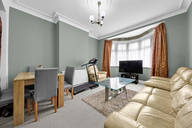 439, Whalebone Lane North, Romford photo 4