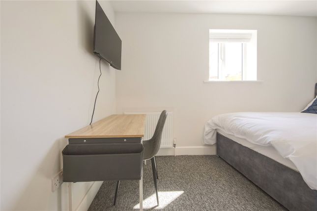 Room 3, 10, Rosemary Crescent, Surrey photo 4