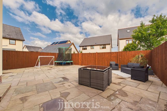 14 Llys Y Brenin, Whitland photo 3