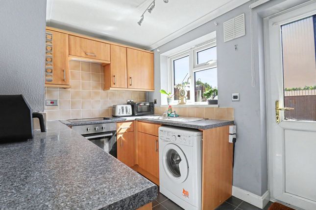 21 Haileybury Gardens, Southampton photo 4