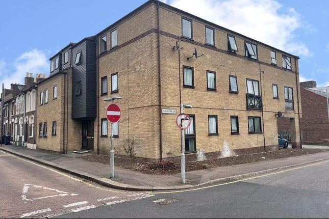 Flat to rent in Gadsby Court, Wellington Street, Luton, Bedfordshire