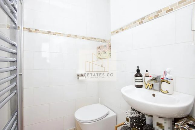 Flat for sale in Roman Road, Bow, London