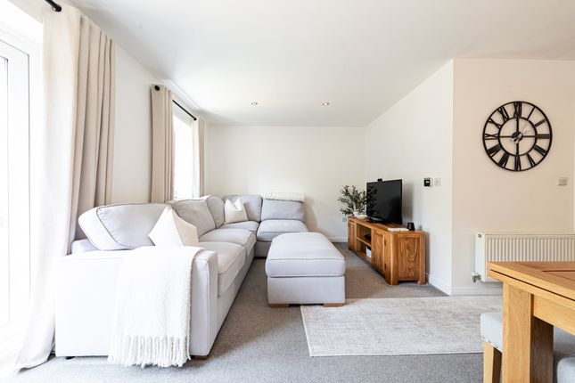 32 Marston Drive, Markfield photo 4