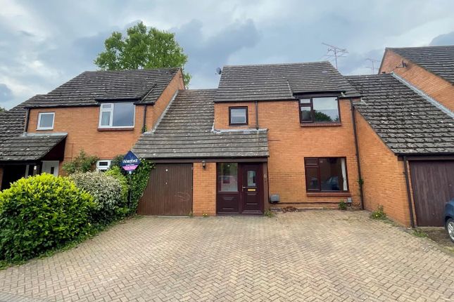Link-detached house for sale in The Oaks, Yateley, Hampshire